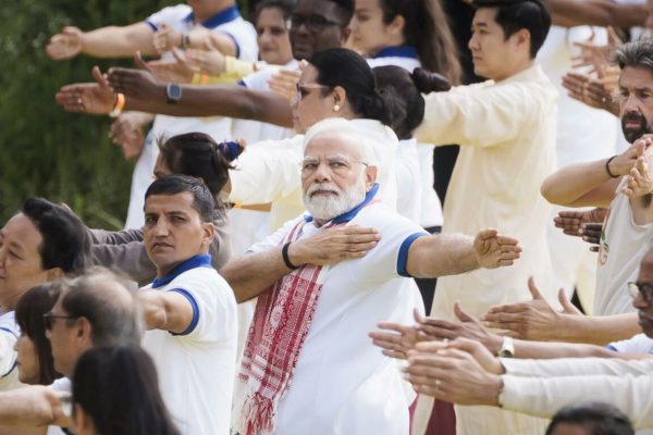 epaselect epa10703912 Indias Prime Minister Narendra Modi (C) participates in a yoga class during the observation of International Yoga Day on the grounds of United Nations headquarters in New York, New York, USA, 21 June 2023.  EPA/JUSTIN LANE