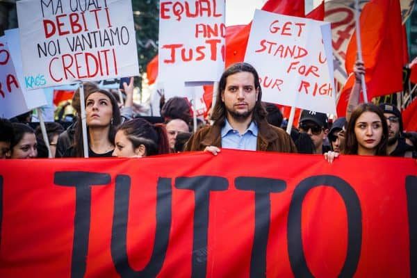 Migranti, precari, studenti delle scuole superiori e delle università, disoccupati: sono stati loro l'anima della "Marcia degli esclusi" svoltasi a Napoli, 17 novembre 2017.  Ad aprire il corteo - partito da Piazza Garibaldi - uno striscione per Bobb Alagie, l'immigrato ferito con un colpo di pistola al volto dal gestore di un centro di accoglienza di Gricignano.  ANSA/CESARE ABBATE