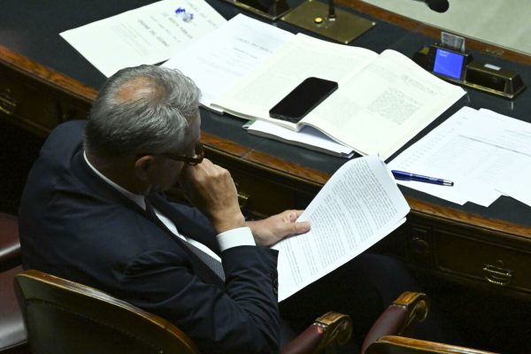 Il relatore Nazario Pagano legge delle carte nel corso della discussione sulle disposizioni urgenti per il rafforzamento della capacitˆ amministrativa delle amministrazioni pubbliche, Roma 5 giugno 2023. ANSA/MAURIZIO BRAMBATTI