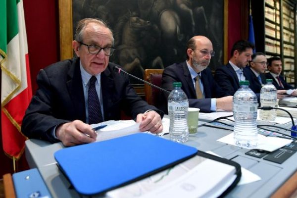 Il ministro dell'Economia, Pier Carlo Padoan (S), durante l'audizione sul Def di fronte alle Commissioni Speciali di Camera e Senato presiedute rispettivamente dal deputato della Lega Nicola Molteni (C) e dal senatore M5S Vito Crimi (2-S), Roma, 8 maggio 2018.      ANSA/ ETTORE FERRARI