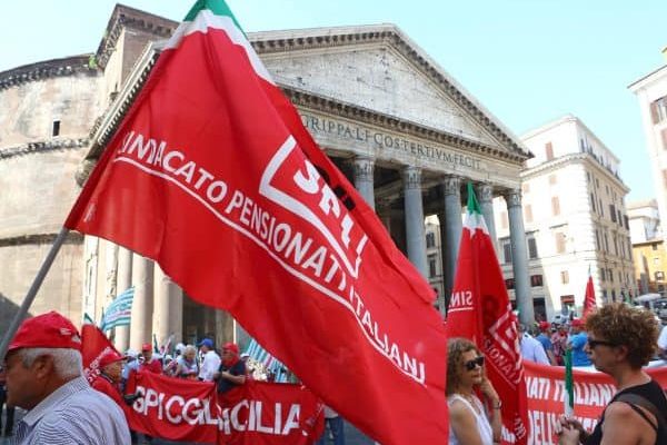 Un momento della manifestazione dei pensionati, indetta da Spi-Cgil, Fnp-Cisl, Uilp-Uil in occasione della discussione in Senato per la conversione in legge del decreto del Governo sulle pensioni, Roma, 14 luglio 2015 ANSA/FABIO CAMPANA