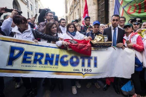 Il ministro del Lavoro dello Sviluppo economico e vicepremier Luigi Di Maio al termine del tavolo di crisi con i lavoratori della Pernigotti al Mise, Roma, 15 novembre 2018. ANSA/ANGELO CARCONI