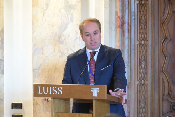 Enzo Peruﬀo è professore Ordinario e Dean della Graduate School alla Luiss Guido Carli, dove dirige anche il Centro di Ricerca ‘Strategic Change Franco Fontana’
e il Teaching & Learning
Innovation Hub dell’ateneo.