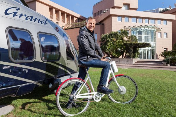 Presidente Montefusco sulla bici elicottero davanti alla sede RDS