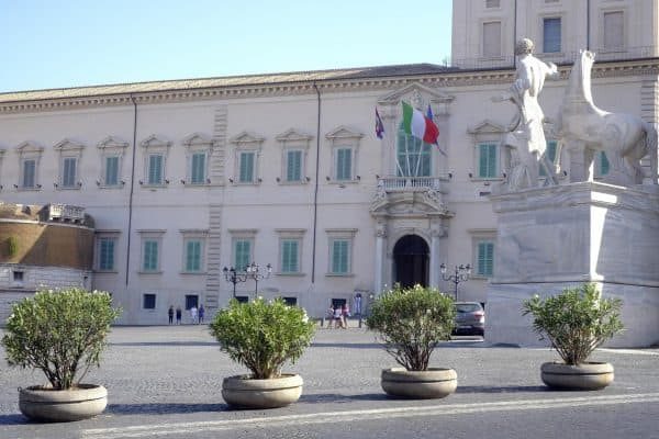 Le fioriere installate a piazza del Quirinale a difesa del palazzo presidenziale a Roma, 28 agosto 2017. Anche la piazza del Quirinale, come altri luoghi della capitale, è stata recintata da fioriere usate come barriere antisfondamento.
ANSA/LUCIANO DEL CASTILLO