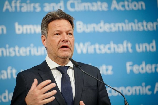 30 March 2022, Berlin: Robert Habeck (Bündnis 90/Die Grünen), Federal Minister for Economic Affairs and Climate Protection, holds a press conference at his ministry on energy security in Germany. Against the backdrop of the Russian war against Ukraine, the German government is preparing for a significant deterioration in gas supplies. Habeck therefore called out the early warning stage of the gas emergency plan. He said that security of supply was still guaranteed. Photo: Kay Nietfeld/dpa