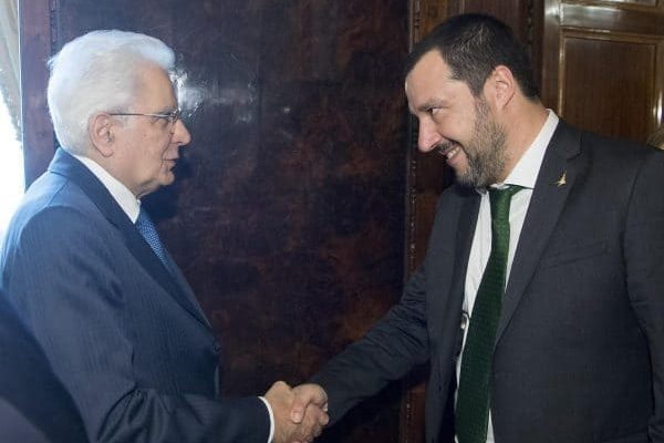 Il presidente della Repubblica Sergio Mattarella con il segretario federale della Lega Nord, Matteo Salvini, durante le consultazioni al Quirinale, Roma, 12 aprile 2018.
ANSA/UFFICIO STAMPA QUIRINALE/PAOLO GIANDOTTI
+++ ANSA PROVIDES ACCESS TO THIS HANDOUT PHOTO TO BE USED SOLELY TO ILLUSTRATE NEWS REPORTING OR COMMENTARY ON THE FACTS OR EVENTS DEPICTED IN THIS IMAGE; NO ARCHIVING; NO LICENSING +++