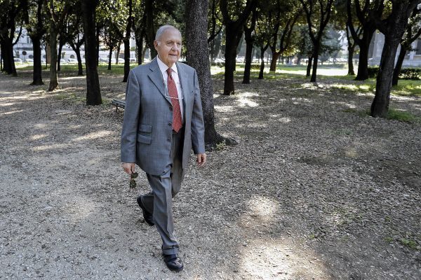 In un'immagine esclusiva dell'ANSA Paolo Savona passeggia a Villa Borghese, Roma, 25 maggio 2018. ANSA/RICCARDO ANTIMIANI