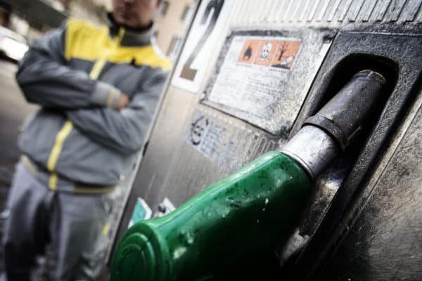 Un addetto alla pompa di benzina incrocia le braccia nel giorno dello sciopero dei benzinai a Roma 18 giugno 2014. ANSA/ANGELO CARCONI