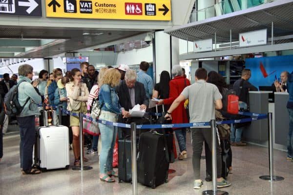File di passeggeri, all'aeroporto di Fiumicino a causa degli scioperi nazionali dei controllori di volo Enav, Fiumicino (Roma), 8 maggio 2018. ANSA/ REDAZIONE TELENEWS