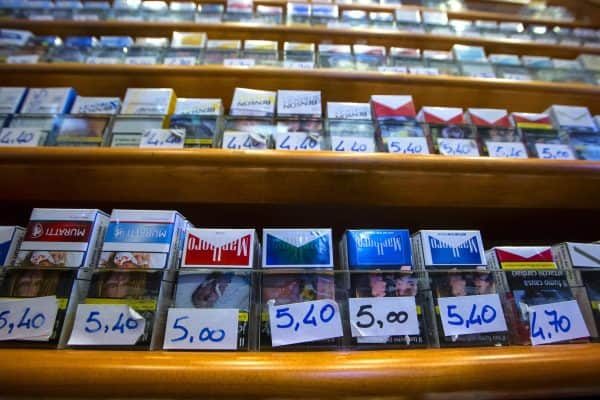 Pacchetti di sigarette in vendita in una rivendita di tabacchi , Roma, 28 aprile 2017. ANSA/ANGELO CARCONI