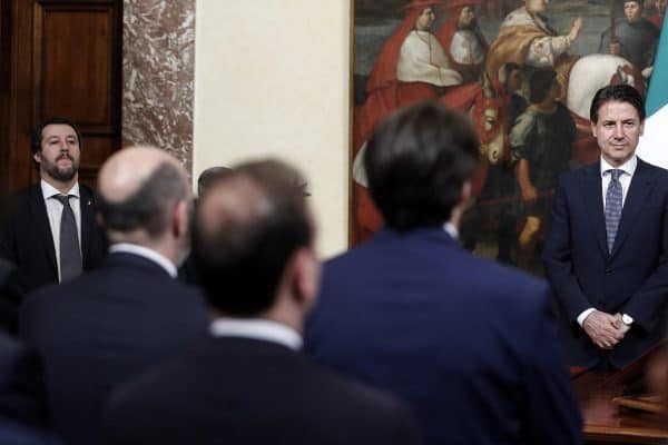 Matteo Salvini (S), ministro dell'Interno, e Giuseppe Conte, presidente del Consiglio, durante la cerimonia di giuramento dei sottosegretari a Palazzo Chigi, Roma, 13 giugno 2018. ANSA/RICCARDO ANTIMIANI