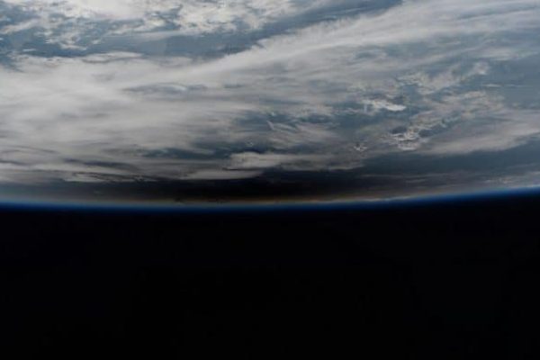 Una 'macchia' nera che sporca il candore delle nuvole, stagliandosi contro l'azzurro intenso dell'atmosfera: ecco l'ombra dell'eclissi totale di Sole sulla Terra, immortalata dallo spazio da uno spettatore d'eccezione, l'astronauta Paolo Nespoli dell'Agenzia spaziale europea (Esa). 'Armato' di potenti obiettivi e speciali filtri solari, AstroPaolo ha atteso con emozione la sua prima eclissi dallo spazio, e ha subito condiviso sui social le immagini mozzafiato appena scattate dalla Stazione spaziale internazionale (Iss).     +++ATTENZIONE LA FOTO NON PUO? ESSERE PUBBLICATA O RIPRODOTTA SENZA L?AUTORIZZAZIONE DELLA FONTE DI ORIGINE CUI SI RINVIA+++
