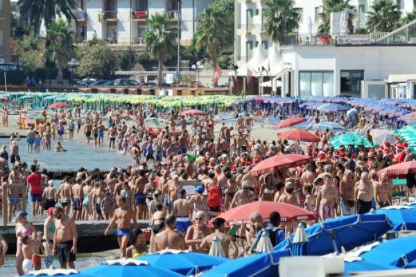 Folla di turisti sulle spiagge della Liguria, 15 agosto 2016. ANSA/ ALESSANDRO DI MARCO