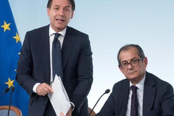 Il presidente del Consiglio, Giuseppe Conte (s) e il ministro dell'Economia e delle Finanze, Giovanni Tria, durante la conferenza stampa al termine del Consiglio dei ministri sul decreto legge "Milleproroghe" presso la sala stampa di Palazzo Chigi. Roma, 24 luglio 2018. ANSA/CLAUDIO PERI