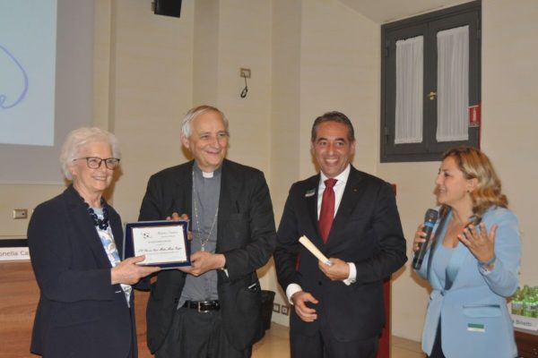 Al centro il Cardinal Zuppi riceve la targa da Paola Binetti