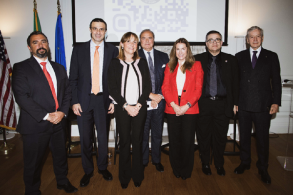 (Nella foto in evidenza il Prof Leandro Pecchia, il Console Generale Fabrizio Di Michele, la Prof Fiorella Gurrieri, il prof Mario Calvo Platero, la dottoressa Federica Marchini, il Prof Gaetano Rocco, l'Ambasciatore Giovanni Castellaneta)