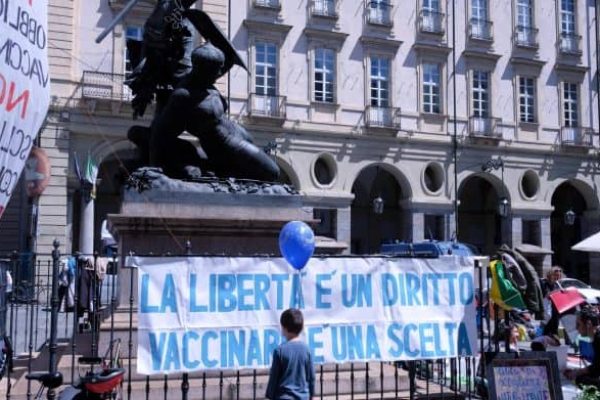 Un asilo a cielo aperto, con sedie e tavolini, giochi, palloncini, lezioni di baby yoga, disegni coi gessetti sulla strada, spettacoli teatrali e pranzo al sacco per "difendere la libertà di scelta vaccinale". È l'iniziativa messa in campo oggi, di fronte al Comune di Torino, da un gruppo di genitori con i loro bambini, molti dei quali hanno ricevuto la lettera del Comune che comunica loro l'esclusione da scuola per il mancato rispetto dell'obbligo vaccinale, 15 maggio 2018.  ANSA/ ALESSANDRO DI MARCO