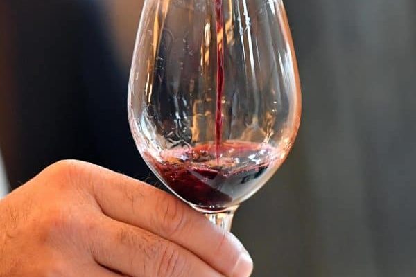 Un momento di una degustazione di vino rosso, Milano, 27 marzo 2018. ANSA/ DANIEL DAL ZENNARO