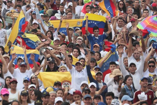 epa07387887 Crowds arrive to attend the Venezuela Aid Live concert in Cucuta, Colombia, 22 February 2019. Some 250,000 people are expected to attend the 'Venezuela Aid Live' music event, an event that seeks to raise funds for essential humanitarian aid for Venezuela.  EPA/Mauricio Duenas Castaneda