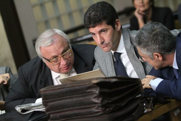 L'ex capo della squadra mobile di Napoli Vittorio Pisani (C), assisitito dagli avvocati Giovanni Cerino (S) e Salvatore Nugnes, durante l'udienza del processo su riciclaggio e ristorazione, a Napoli, 23 ottobre 2012.   ANSA/CESARE ABBATE