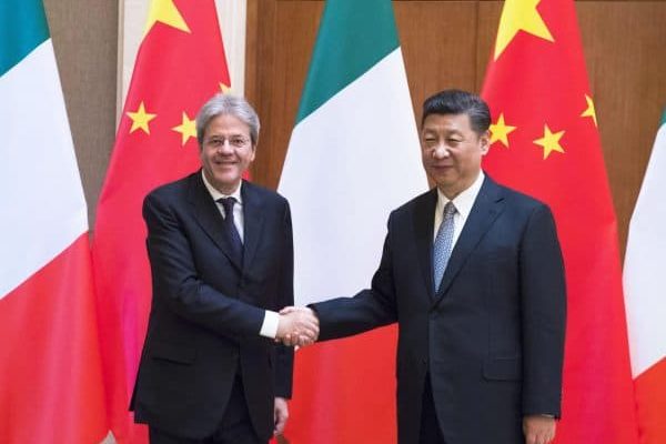 Il presidente del Consiglio Paolo Gentiloni incontra il presidente cinese Xi Jimping a Pechino, 16 maggio 2017. ANSA/TIBERIO BARCHIELLI/UFFICIO STAMPA PALAZZO CHIGI +++ ANSA PROVIDES ACCESS TO THIS HANDOUT PHOTO TO BE USED SOLELY TO ILLUSTRATE NEWS REPORTING OR COMMENTARY ON THE FACTS OR EVENTS DEPICTED IN THIS IMAGE; NO ARCHIVING; NO LICENSING +++