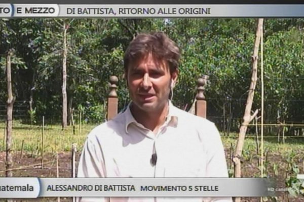 Un fermo immagine tratto dalla trasmissione condotta da Lilli Gruber, 8 e mezzo, mostra Alessandro Di Battista (M5s) in collegamento dal Guatemala, 10 settembre 2018.
Di Battista
ANSA/LA7/ EDITORIAL USE ONLY NO SALES