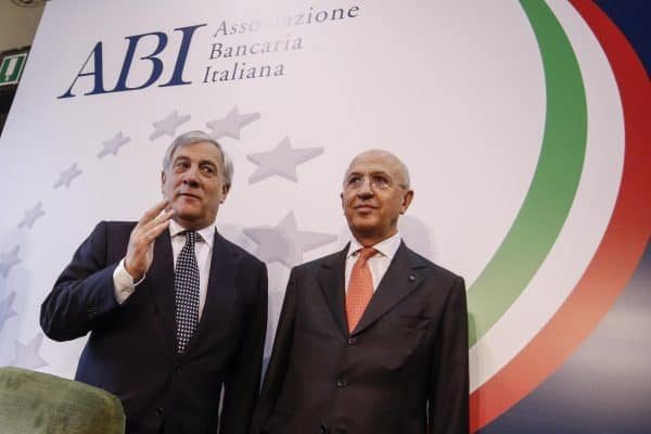 Il presidente del Parlamento europeo Antonio Tajani (s) e il presidente dell'Abi Antonio  Patuelli nella sede dell'Abi durante la lectio magistralis di Tajani, Roma, 6 ottobre 2017. ANSA/GIUSEPPE LAMI