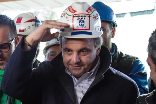 Il ministro dello Sviluppo Economico Carlo Calenda durante il suo incontro con gli operai dello stabilimento Alcoa a Portovesme, nel Sulcis, 22 dicembre 2017. ANSA/ FABIO MURRU