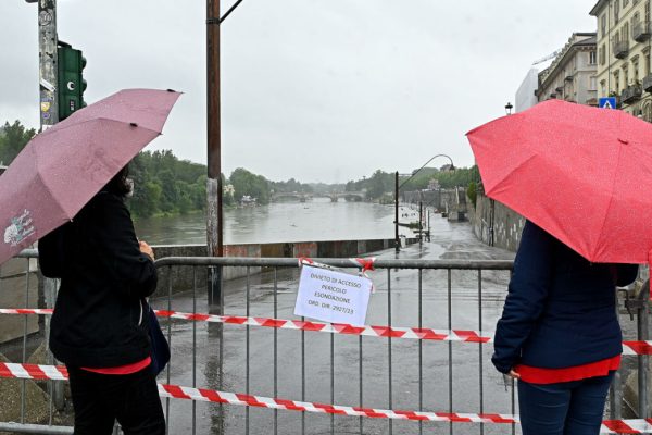 Chiusura dei Murazzi per il rischio di esondazione del fiume Po a causa delle abbondanti piogge, Torino, 20 maggio 2023. Closure of the Murazzi due to the risk of flooding of the Po river due to heavy rains, in Turin, Italy, 20 May 2023. A fresh wave of torrential rain is battering Italy. ANSA/ALESSANDRO DI MARCO