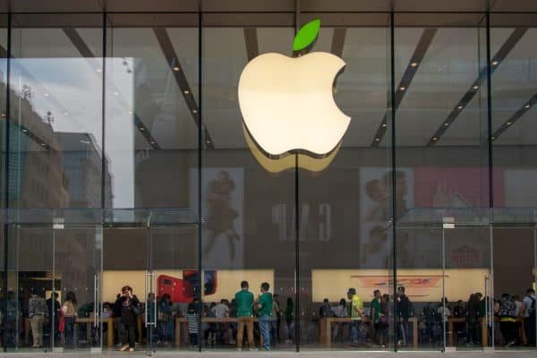 April 22, 2018 - Shanghai, Shanghai, China - Shanghai, CHINA-22nd April 2018: The logo of Apple Store turns green in Shanghai,April 22nd, 2018, marking World Earth Day. (Credit Image: © SIPA Asia via ZUMA Wire)
