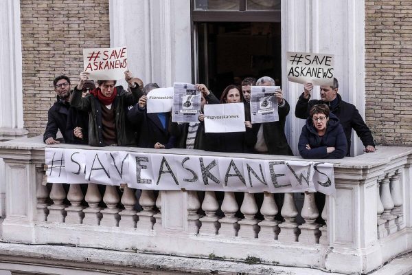 I giornalisti dell'agenzia di stampa Askanews protestano dalla loro sede di fronte alla sala polifunzionale della Presidenza del Consiglio mentre il premier Conte lascia la onferenza stampa di fine anno con l'Ordine dei Giornalisti, Roma, 28 dicembre 2018. ANSA/RICCARDO ANTIMIANI