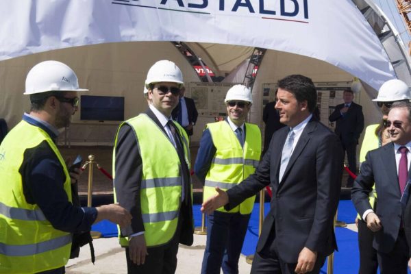 Un momento della visita del presidente del Consiglio Matteo Renzi al cantiere Astaldi, San Pietroburgo, 17 giugno 2016. ANSA/ PRESIDENZA DEL CONSIGLIO/ TIBERIO BARCHIELLI   +++ ANSA PROVIDES ACCESS TO THIS HANDOUT PHOTO TO BE USED SOLELY TO ILLUSTRATE NEWS REPORTING OR COMMENTARY ON THE FACTS OR EVENTS DEPICTED IN THIS IMAGE; NO ARCHIVING; NO LICENSING +++