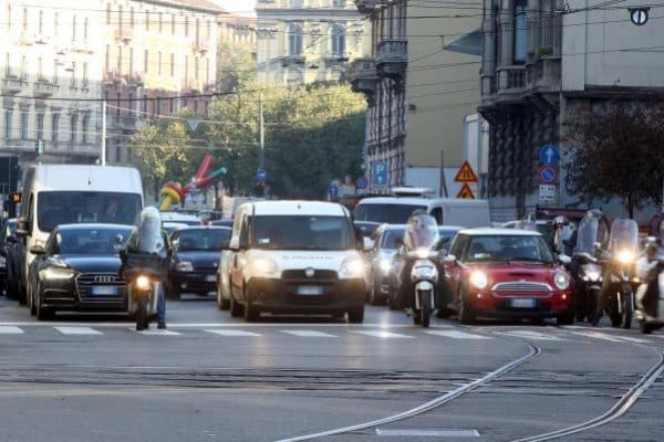 Alcune vetture transitano per via Carducci a Milano. Il traffico nel capoluogo lombardo è regolare nonostante lo sciopero generale del settore, Milano,10 Novembre 2017.
ANSA / MATTEO BAZZI