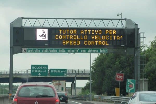 Un tabellone elettronico con l'avviso del Tutor sull'autostrada A13, in una immagine tratta da Wikipedia. Preavviso di controllo velocità con Tutor. Il Tutor non verrà rimosso dalla rete di Autostrade per l'Italia, ma sarà immediatamente sostituito con un nuovo sistema diverso da quello attuale. Lo comunica Autostrade per l'Italia, dopo la decisione della Corte d'Appello di Roma, che ha stabilito che i Tutor costituirebbero una forma di violazione del brevetto della Craft.
ANSA/WIKIPEDIA
+++EDITORIAL USE ONLY - NO SALES+++