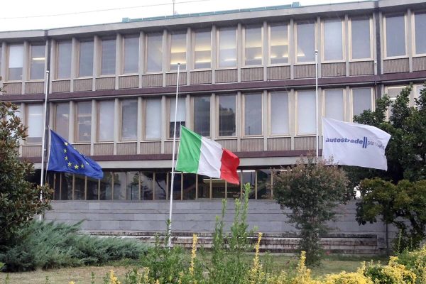 La guardia di finanza è in questi momenti nelle sedi della Società Autostrade per l'Italia di Genova, Firenze e Roma. Su mandato della procura genovese gli uomini delle fiamme gialle stanno sequestrando documentazione in merito all'inchiesta per il crollo del ponte Morandi.
ANSA/CLAUDIO GIOVANNINI