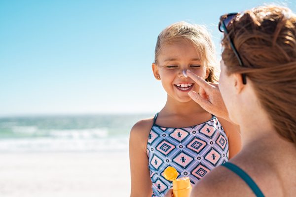 Mamma e figlia al mare