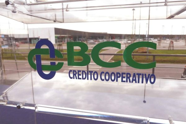 (ANSA) - UDINE, 28 DIC - Il logo di Bcc credito cooperativo. Crescono raccolta e impieghi nelle 15 Banche di credito cooperativo del Fvg. A settembre si registra un aumento rispettivamente del 3,30 e del 3,13%. Salgono anche le sofferenze ma migliora ancora la solidità. Le 15 Bcc sono sul territorio con 241 sportelli, 66.000 soci, 1.470 collaboratori e 348.000 clienti, per oltre 222 mila conti correnti attivi (in crescita nei 12 mesi di 7.000 unità,+3,40%). (ANSA).