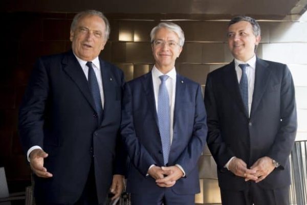 Da sinistra,  il presidente di BNL, Luigi Abete,   l'amministratore delegato di Bnp Paribas, Jean Laurent Bonnafé e l'amministratore delegato di BML, Andrea Munari, durante la cerimonia di inaugurazione della nuova sede di BNL gruppo Bnp Paribas in viale Altiero Spinelli 30 a Roma, 13 luglio 2017. ANSA/CLAUDIO PERI