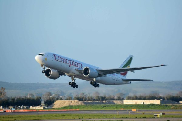 Un aereo della compagnia Ethiopian Airlines in fase di decollo dall'aeroporto Leonardo Da Vinci di Roma Fiumicino, 4 luglio 2018. La compagnia aerea ha annunciato di avere preso in consegna la più grande flotta di moderni e più ecologici aerei Boeing B737 MAX. Questo moderno velivolo è dotato di nuovi Boeing Sky Interior, evidenziati da moderne finestre e pareti laterali scolpite e illuminazione a LED. L?aeromobile ecologico ha emissioni di carbonio minime e consuma il 15 per cento in meno di carburante rispetto al 737-NG. ANSA/ TELENEWS