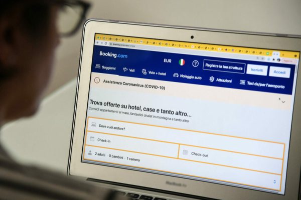 Una persona al computer naviga sul sito di Booking.com, Roma, 10 giugno 2021.
ANSA/ALESSANDRO DI MEO