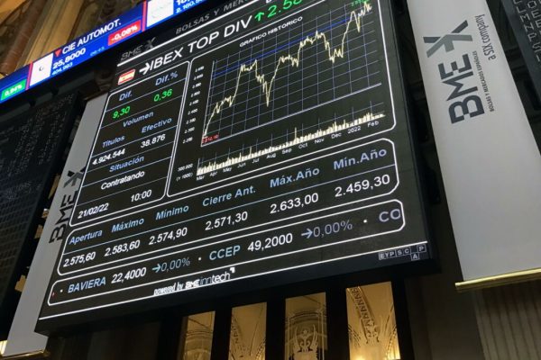 epa09775448 A view of the trend of the Ibex 35 (Spain's main index) at Madrid Stock Exchange main headquarters in Madrid, central Spain, 21 February 2022. The Spanish Stock Market rose 0.70 percent on 21 February 2022 encouraged by the possible meeting between the presidents of the US and Russia to address the crisis in Ukraine, on a day in which Wall Street closes for the President's Day holiday.  EPA/VEGA ALONSO DEL VAL