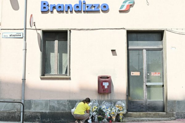 Il luogo dell'incidente presso la stazione ferroviaria di Brandizzo dove un treno ha investito cinque operai che lavoravano sui binari, 1 settembre 2023 ANSA/ALESSANDRO DI MARCO