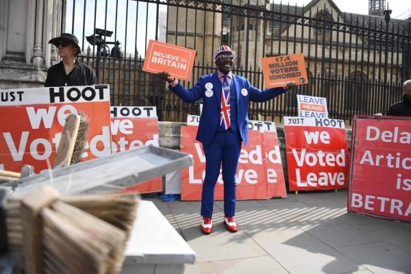 epa07468494 A pro Brexit supporter protests outside of the Houses of Parliament in London, Britain, 28 March 2019. Reports state that British Prime Minister Theresa May told a meeting of Conservative backbenchers on 27 March 2019 she would leave office earlier than planned if it guaranteed Parliament's backing for her withdrawal agreement with the EU.  EPA/NEIL HALL