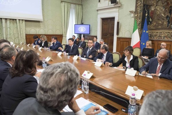 Un momento della cabina di regia convocata a Palazzo Chigi dal premier Giuseppe Conte con le aziende di Stato, Roma, 10 ottobre 2018.ANSA/FILIPPO ATTILI UFFICIO STAMPA PALAZZO CHIGI +++ ANSA PROVIDES ACCESS TO THIS HANDOUT PHOTO TO BE USED SOLELY TO ILLUSTRATE NEWS REPORTING OR COMMENTARY ON THE FACTS OR EVENTS DEPICTED IN THIS IMAGE; NO ARCHIVING; NO LICENSING +++