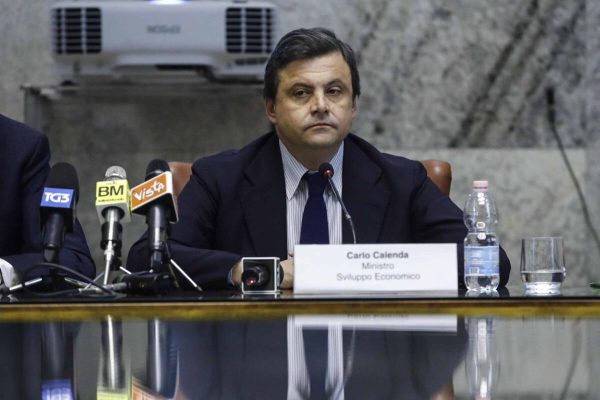 Il ministro delllo Sviluppo Economico Carlo Calenda durante la firma di 3 intese per progetti di Ricerca e Sviluppo di imprese, Roma 19 febbraio 2018. ANSA/GIUSEPPE LAMI