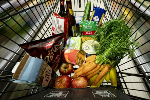 PRODUCTION - 14 April 2021, Berlin: A purchase lies in a shopping cart in a supermarket. Federal Statistical Office announces inflation rate for April 2021. Photo: Fabian Sommer/dpa