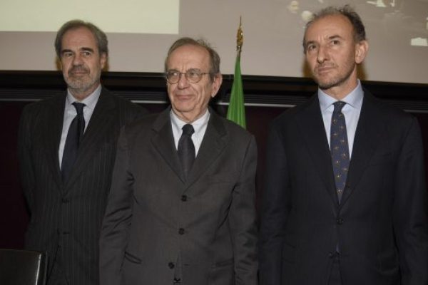 Il ministro dell'Economia e Finanze Pier Carlo Padoan (c), tra Claudio Costamagna (s), presidente di Cdp, e Fabio Gallia (d), amministratore delegato di Cdp, durante la conferenza stampa di presentazione del nuovo piano industriale 2016-2020 di Cdp, nella sede del ministero dell'Economia e delle Finanze, Roma, 17 dicembre 2015. ANSA/GIORGIO ONORATI