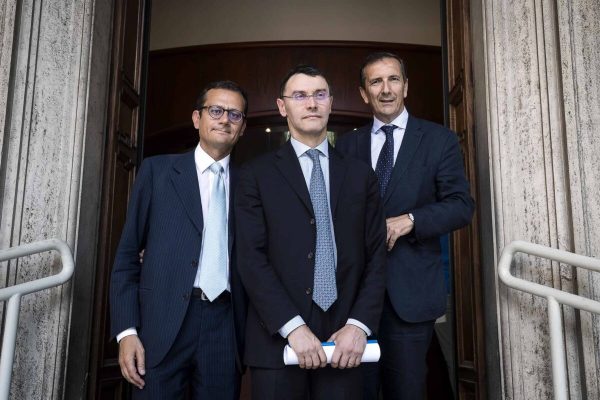 I commissari di Alitalia, Luigi Gubitosi (D), Enrico Laghi (S) e Stefano Paleari (C) durante l'incontro al ministero dei Trasporti, Roma, 27 luglio 2018. ANSA/ANGELO CARCONI