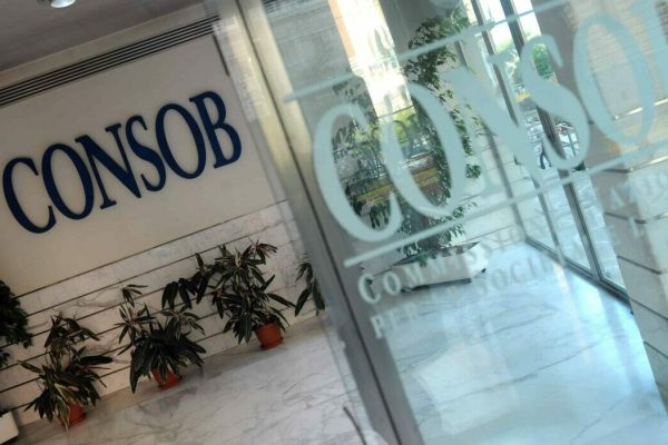 La sede della Commissione Nazionale per le Societa' e la Borsa (Consob) a Roma. Il Consiglio dei ministri, su proposta del ministro per le Politiche europee Andrea Ronchi e del ministro dell'Economia Giulio Tremonti, ha approvato oggi 17 settembre 2010 un decreto presidenziale per l'esecuzione del regolamento comunitario n.1060 del 2009 relativo alle agenzie di rating del credito; il decreto individua nella Consob l'Autorita' competente per i fini disciplinati dal Regolamento stesso, nonche' per l'esercizio dei poteri e l'adozione delle misure di vigilanza uniformate in sede europea''.    ANSA / ETTORE FERRARI